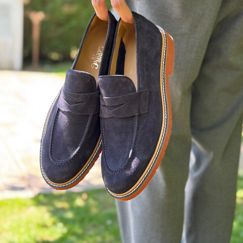 Mocassin d'été veau velours marine pour homme. Confort et ultra léger. Made in Italy.