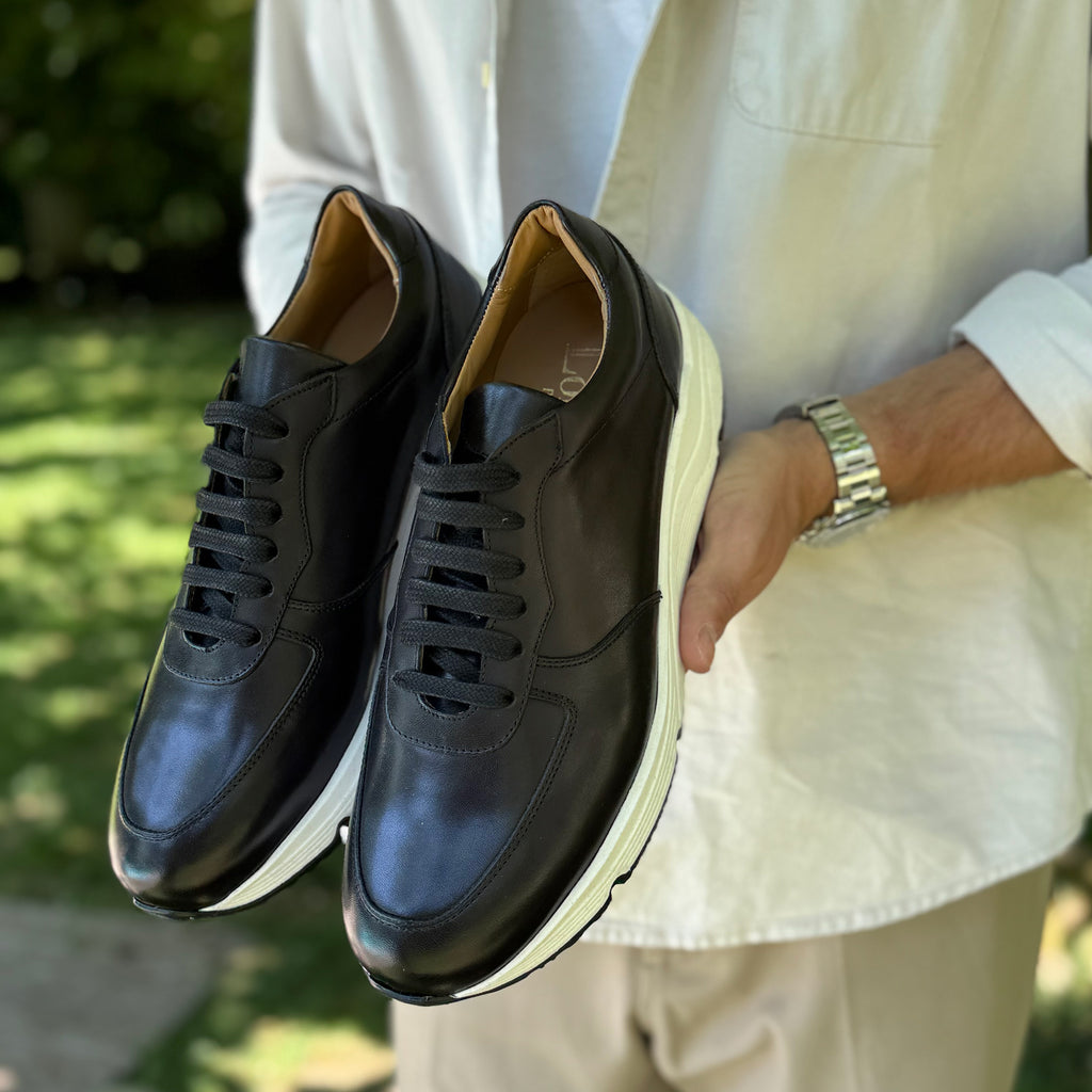 Sneakers en cuir noir pour homme.