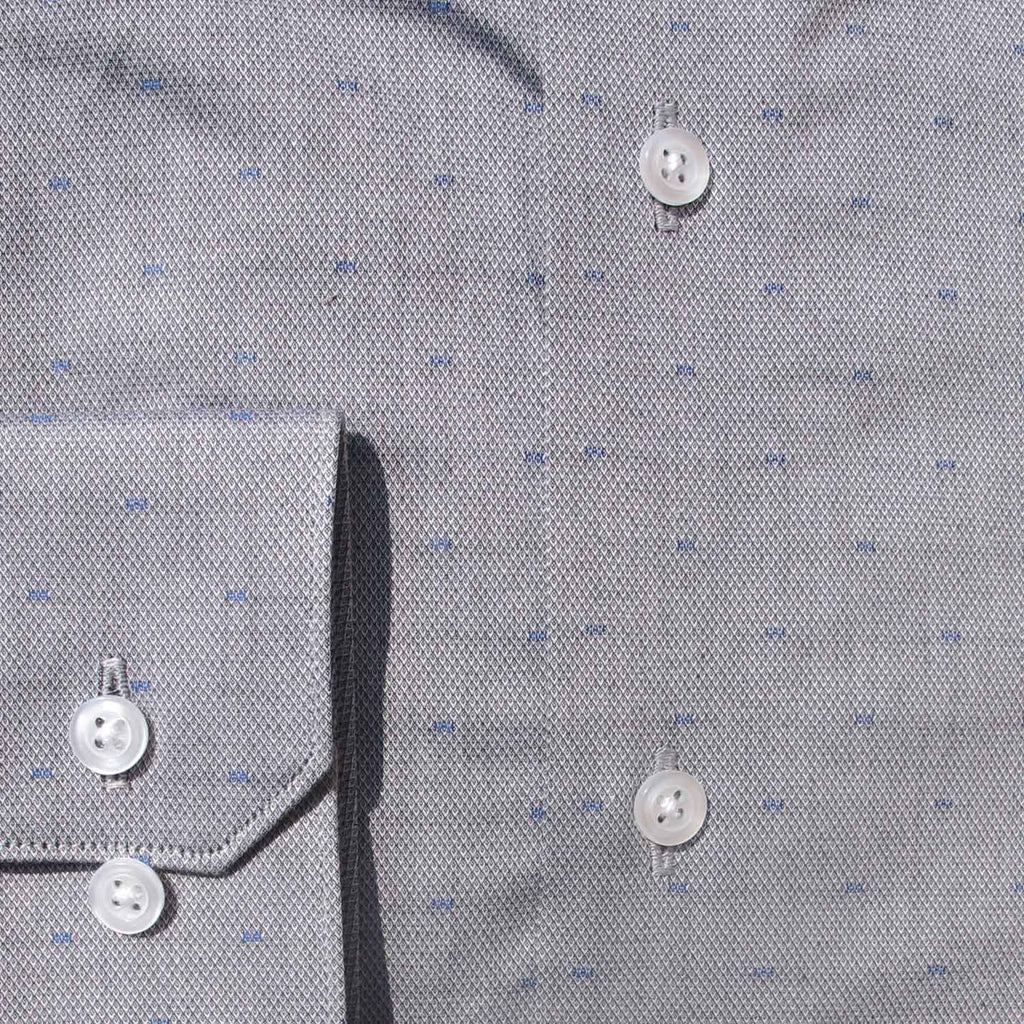 Bouton de la chemise cintrée grise avec des fantaisies Loding