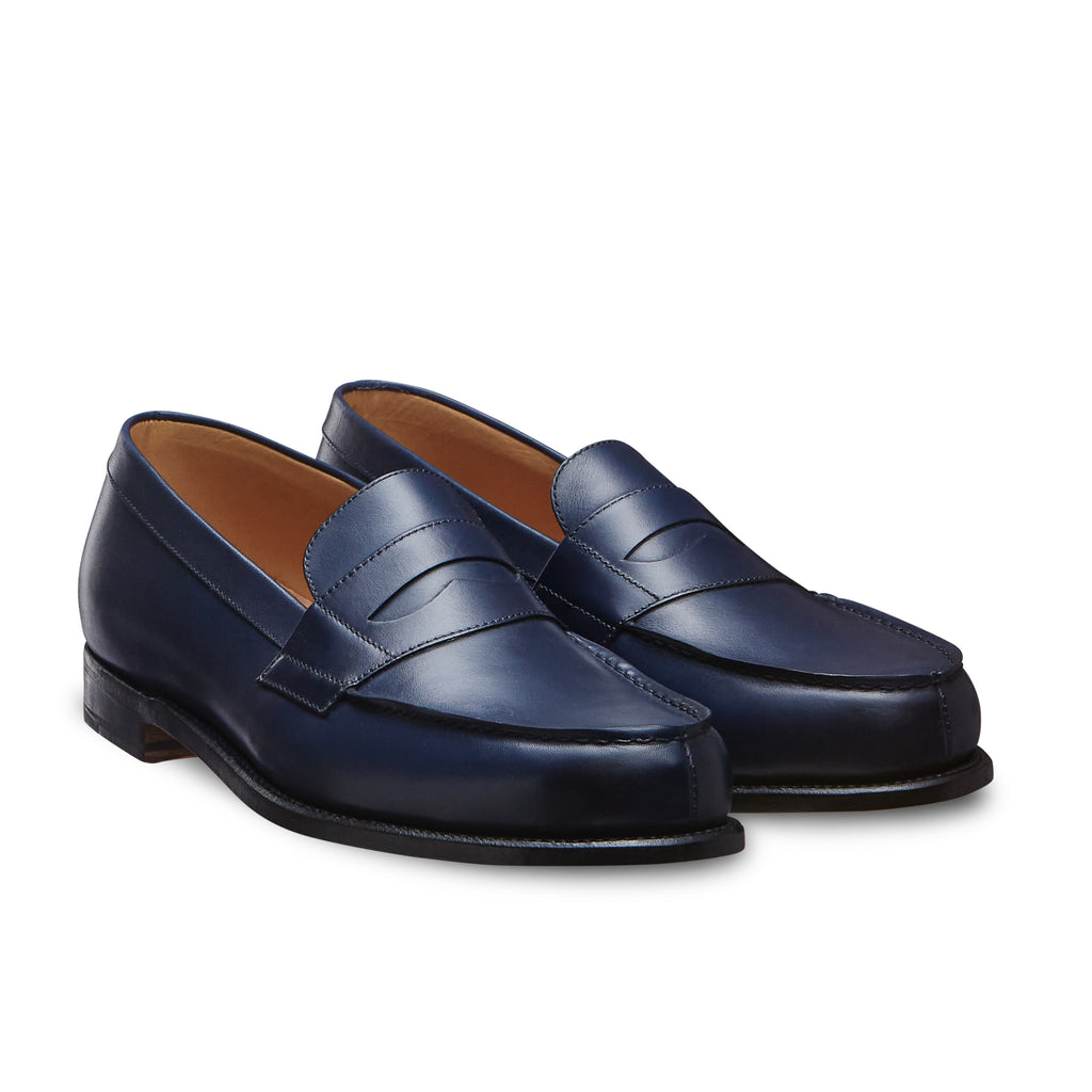 Mocassin bleu marine en cuir de veau pleine fleur. Semelle cuir en cousu Goodyear