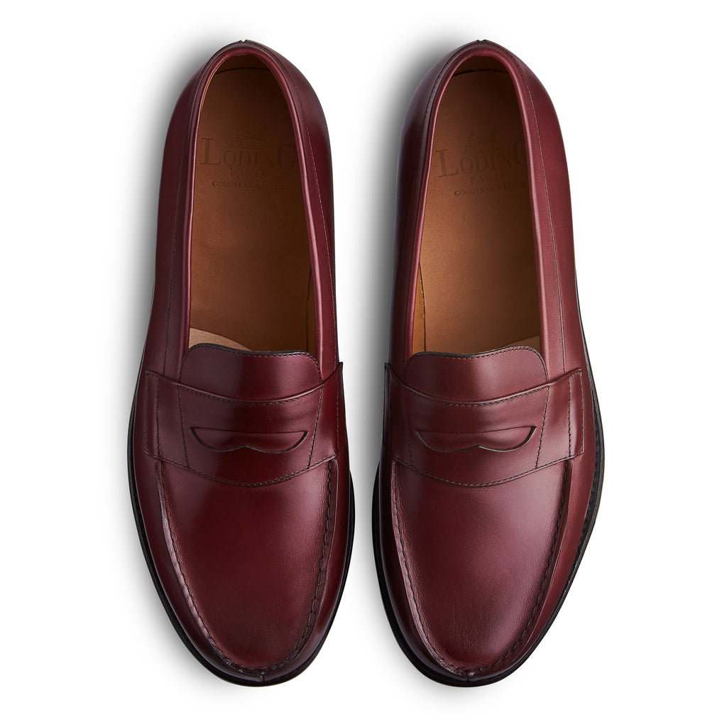 Mocassin bordeaux en cuir de veau pleine fleur. Semelle cuir en cousu Goodyear