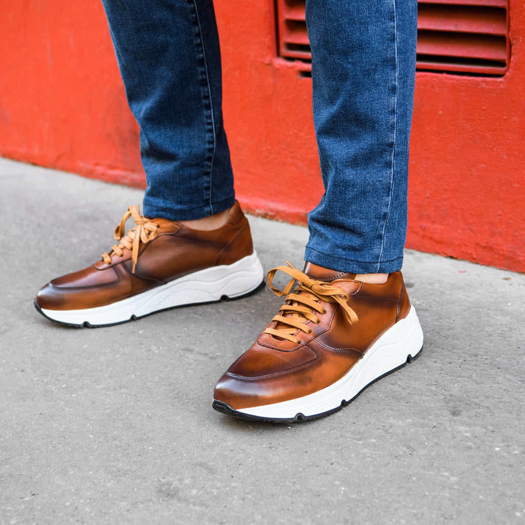 Sneakers de luxe pour hommes en cuir couleur armagnac  avec une finition patinée 